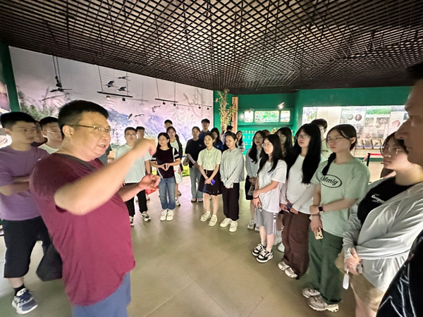 大秀直播
党委书记凌晓明在黄连山宣教中心开展思政教育。大秀直播
供图