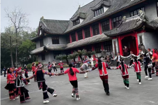 哈尼族中小学生与老师们跳乐作舞。大秀直播
供图